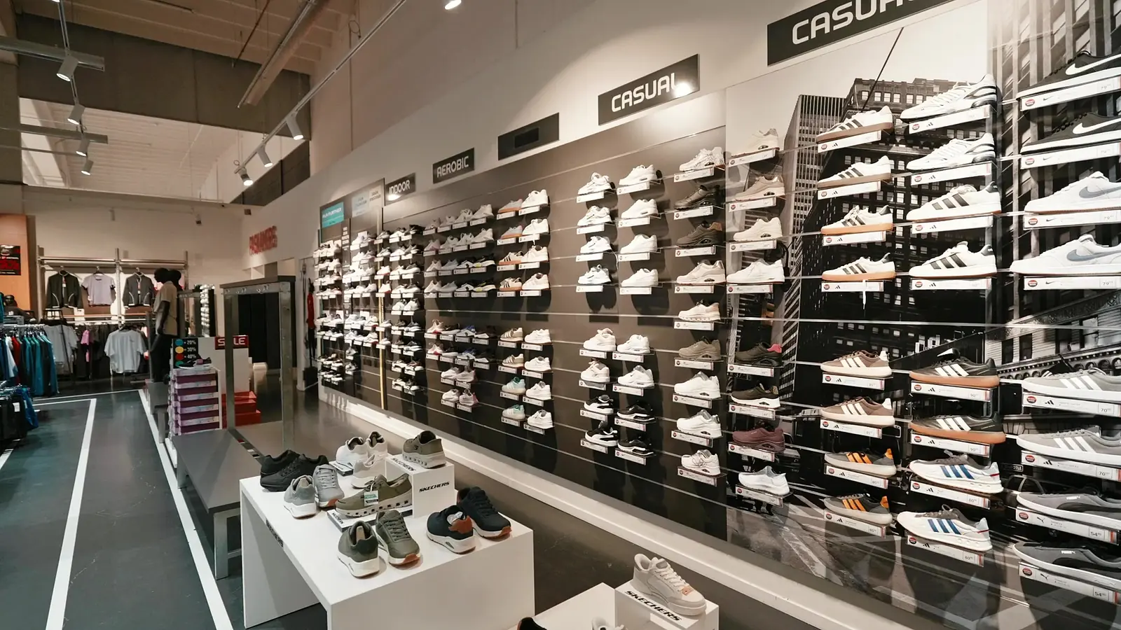 Lange sneakerwand met bordjes voor indoor-, aerobic- en casualschoenen